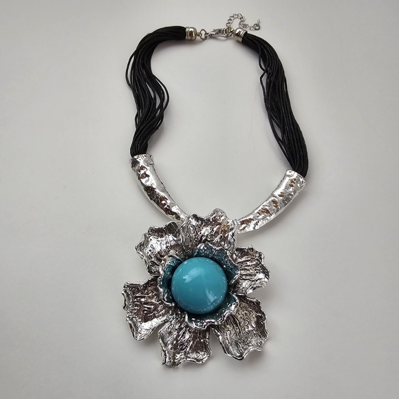 NWT Turquoise Antique Silver Metal Flower Pendant Faux Leather Necklace Set - Picture 4 of 11